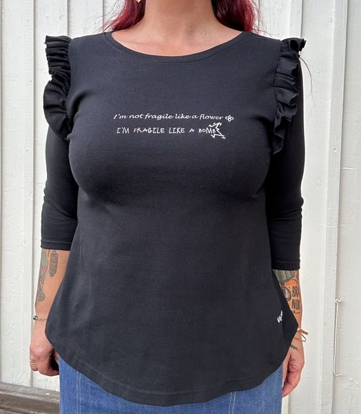 'Fragile' jerseygenser med volanger_sort