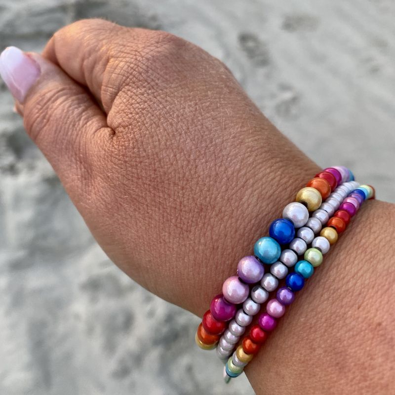 3 stk skinnende armbånd_regnbue+GråHvitt 4 mm & 6 mm perler