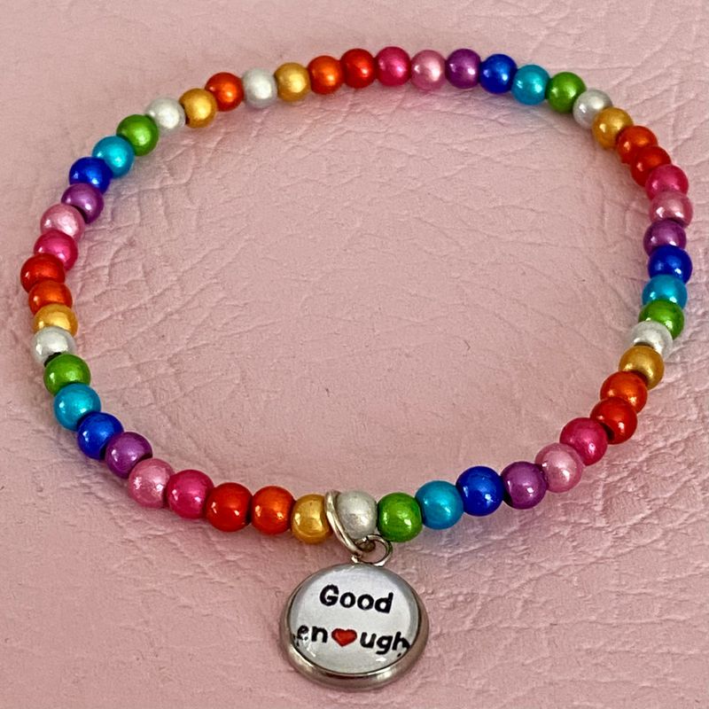 4 mm perler armbånd m/anheng_Fargerikt