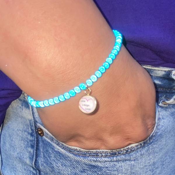 1 turkis + 1 regnbuefarget armbnd m/1 anheng - 4 mm perler